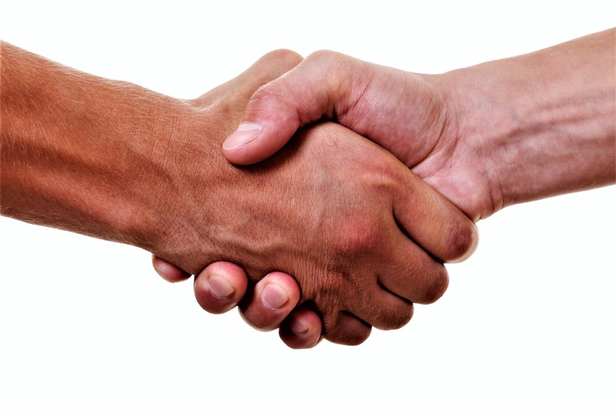 Мужчины жмут руки