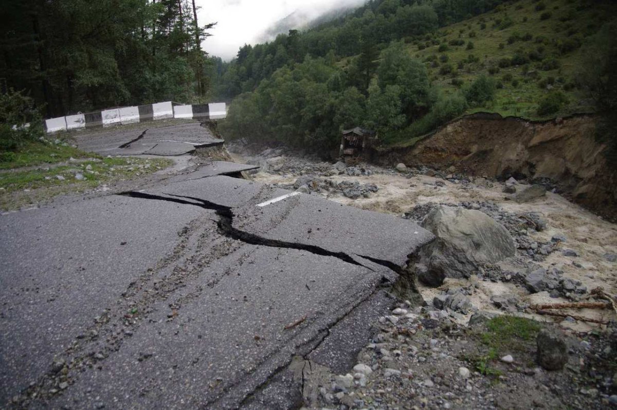 Оползень и селевой поток