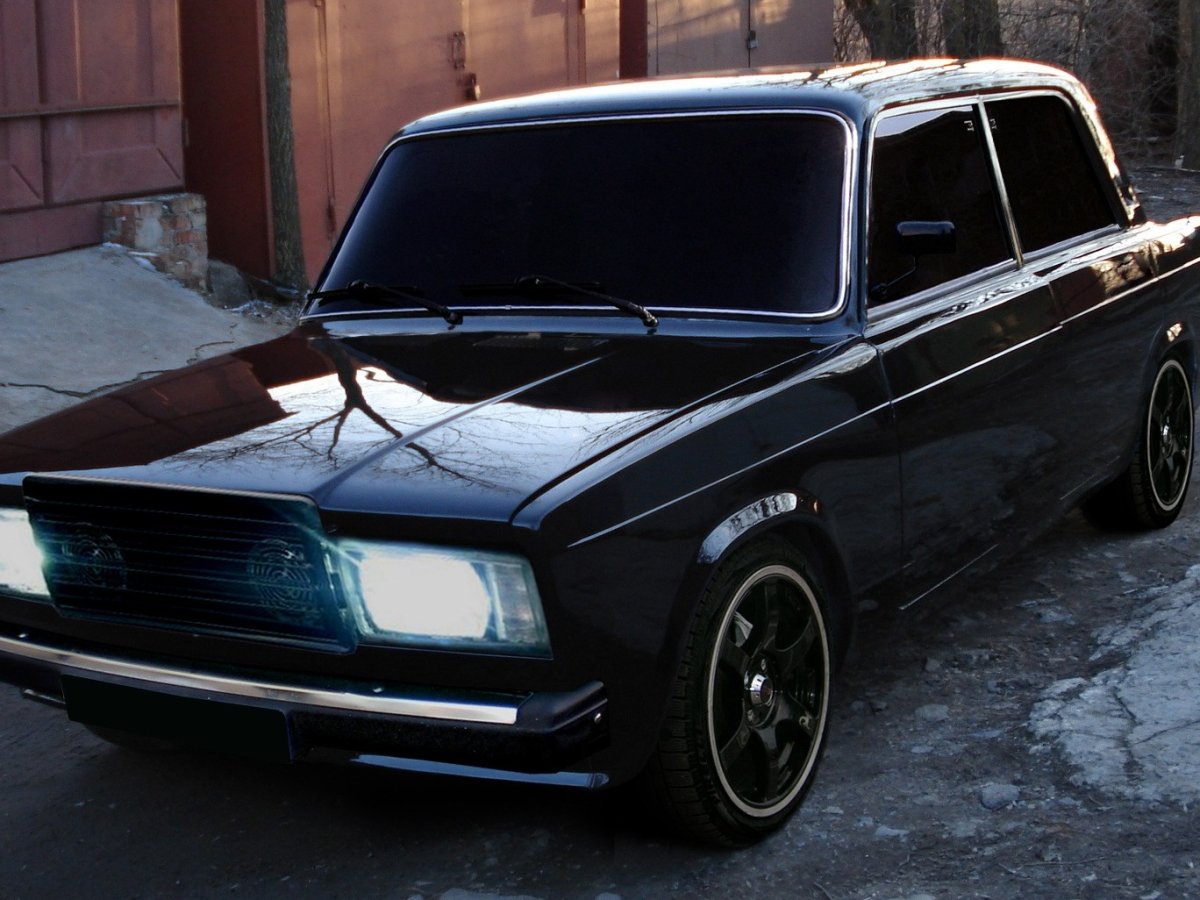 ВАЗ 2107 черная тюнингованная