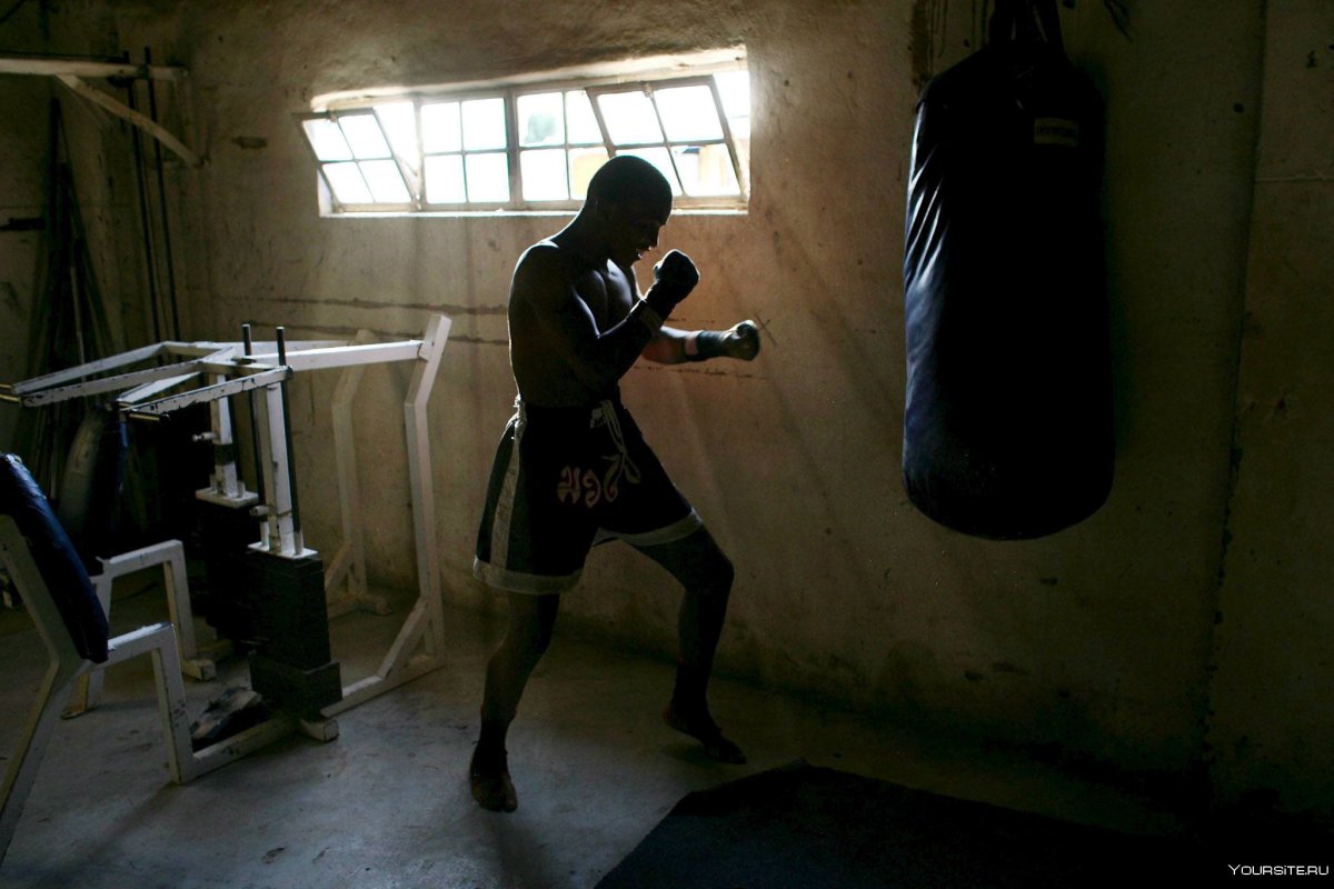 Мальчик в боксерских перчатках