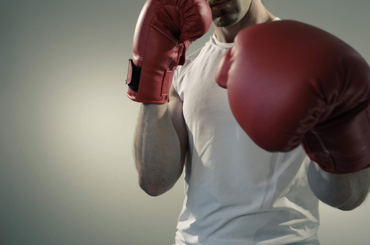 Боксерские перчатки на черном фоне