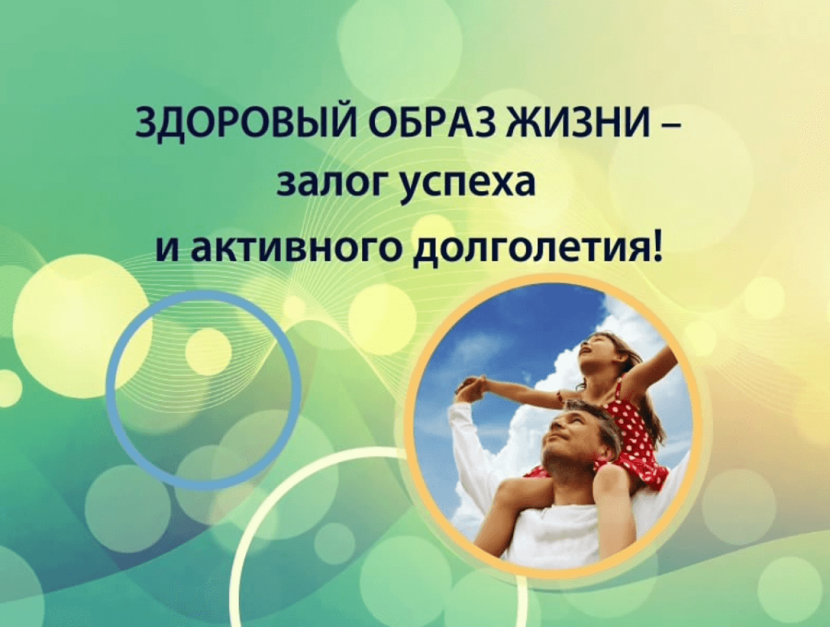 Девушка медитирует на берегу моря