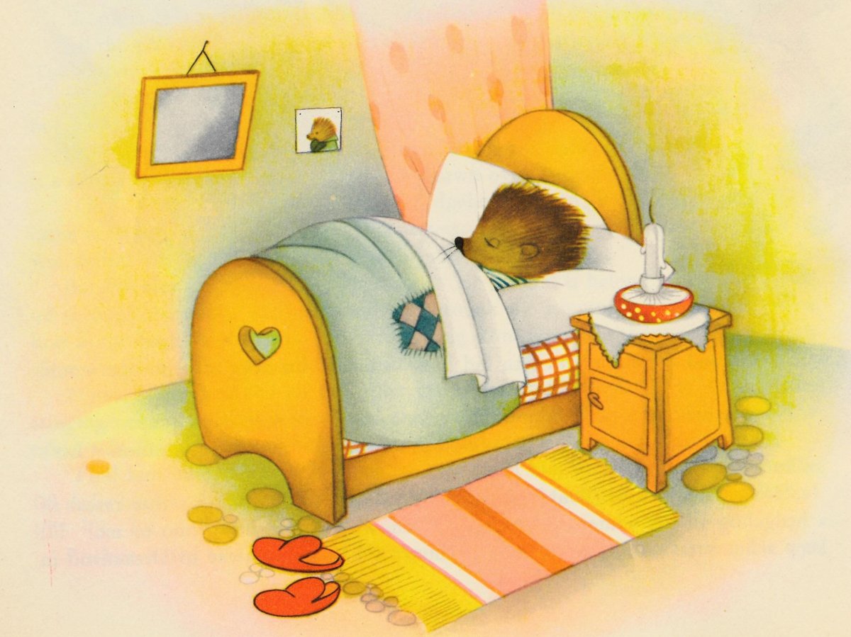 Ежик спит в кроватке