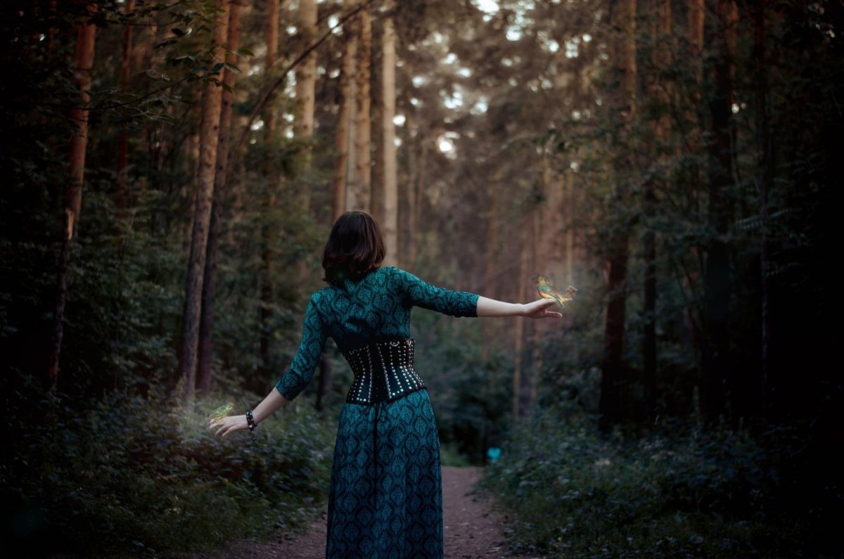 Девушка в лесу