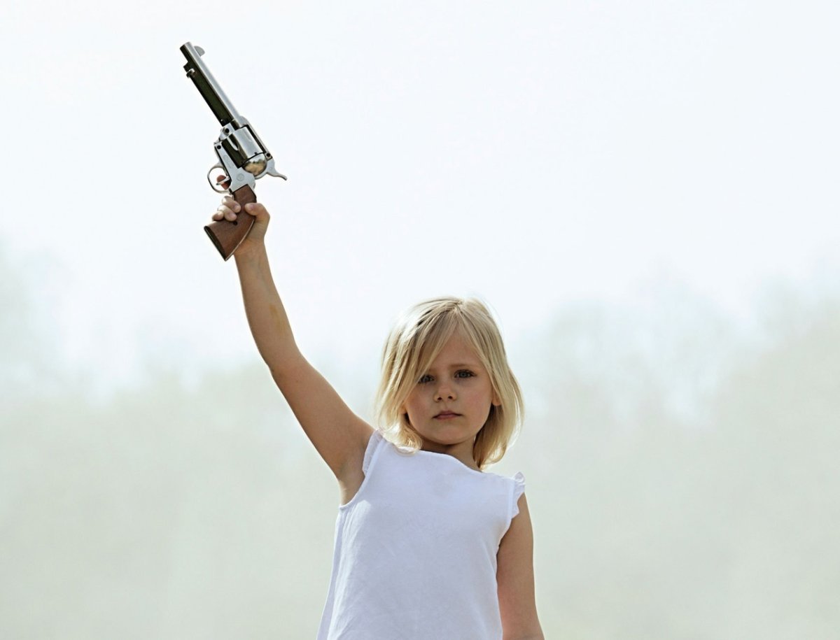 Девочка с рогаткой