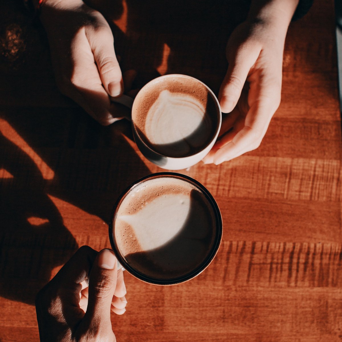 Две чашки кофе и руки