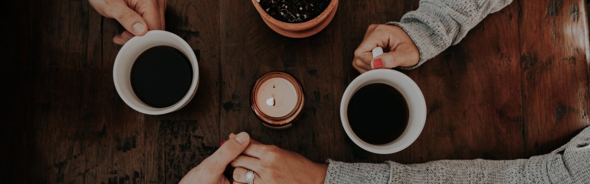 Двое пьют кофе