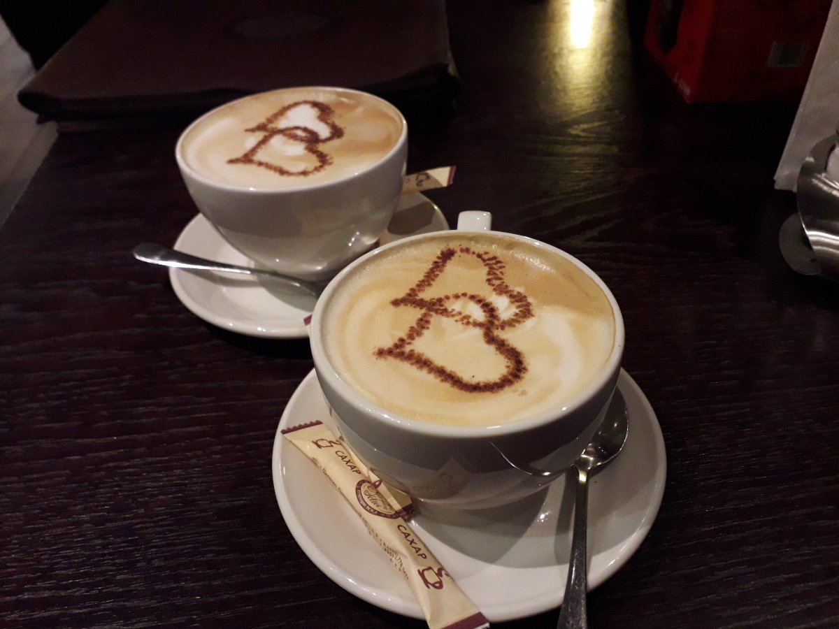 Кофе в кафе вечером