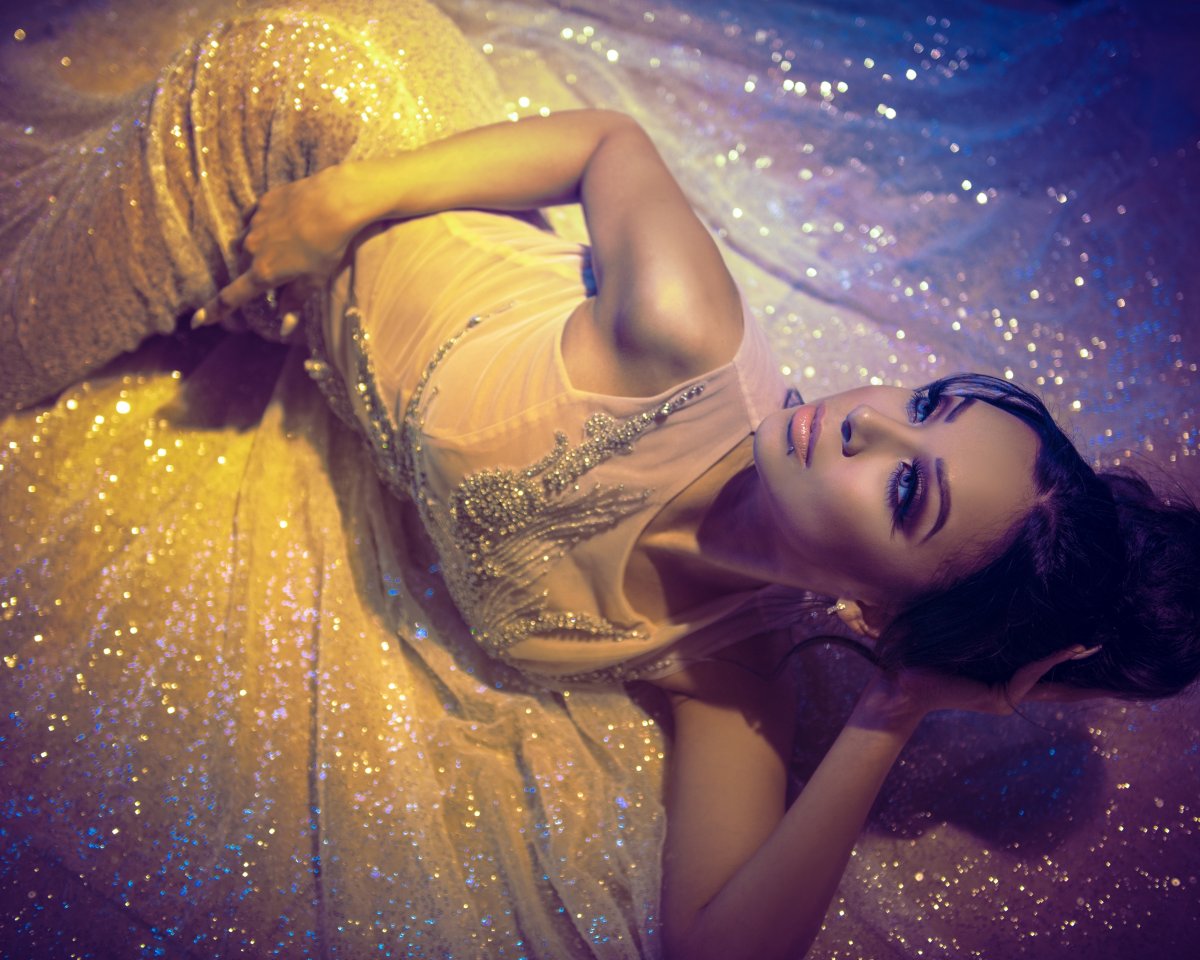 Девушка сияет