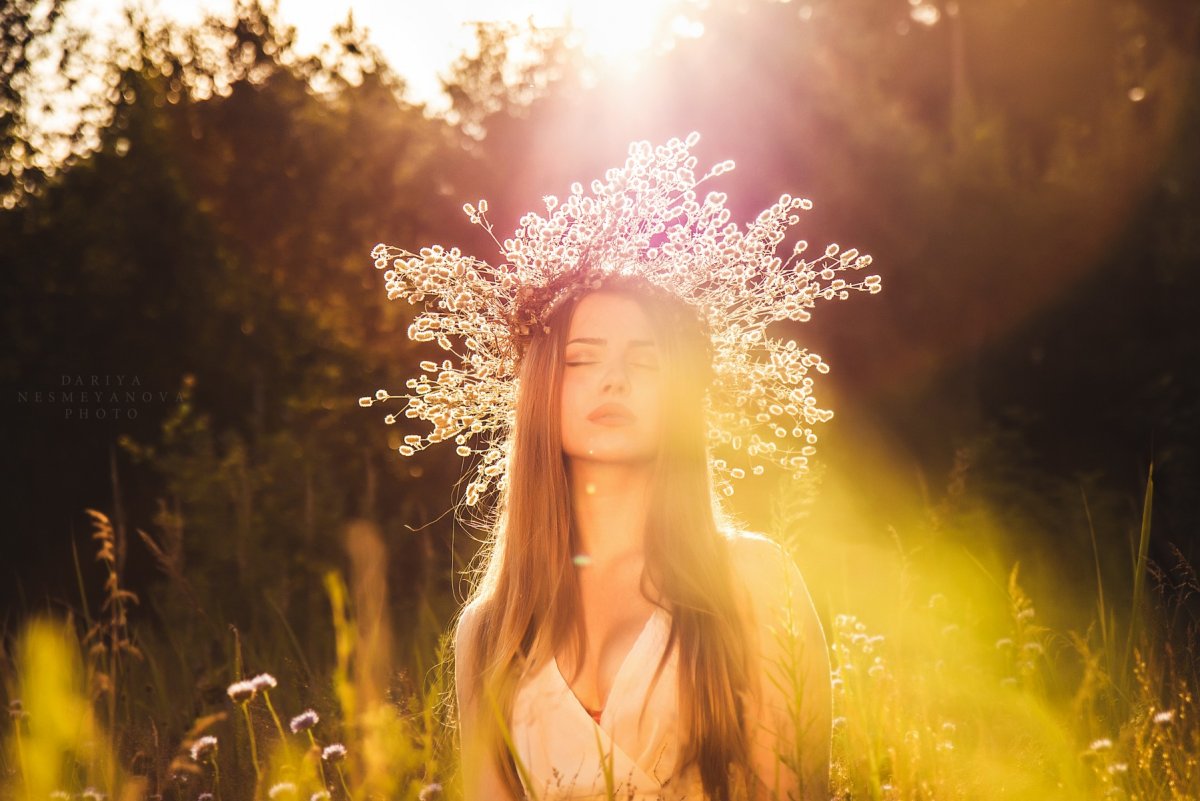 Девушка в солнечных лучах