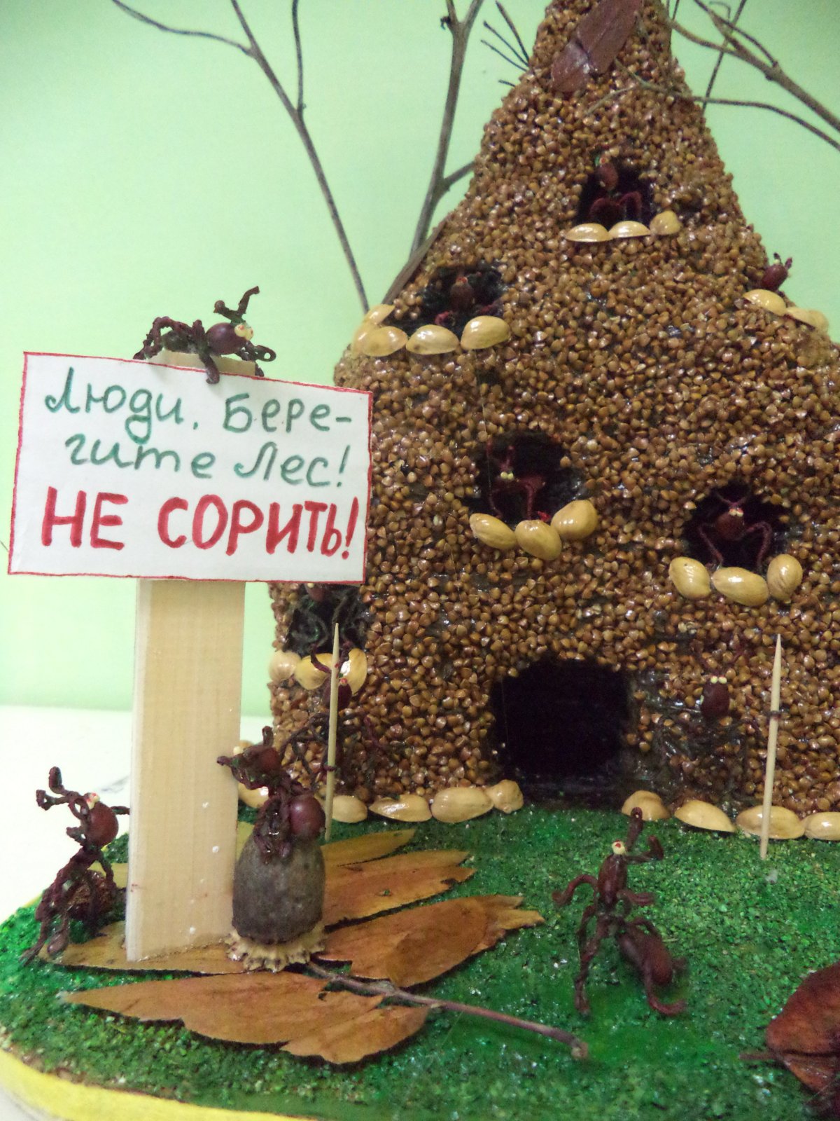 Муравейник в песке