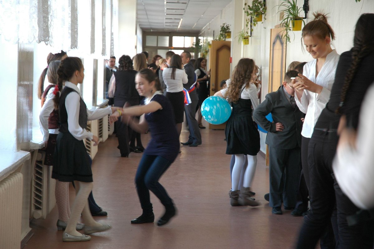 Рисунок дети на перемене в школе