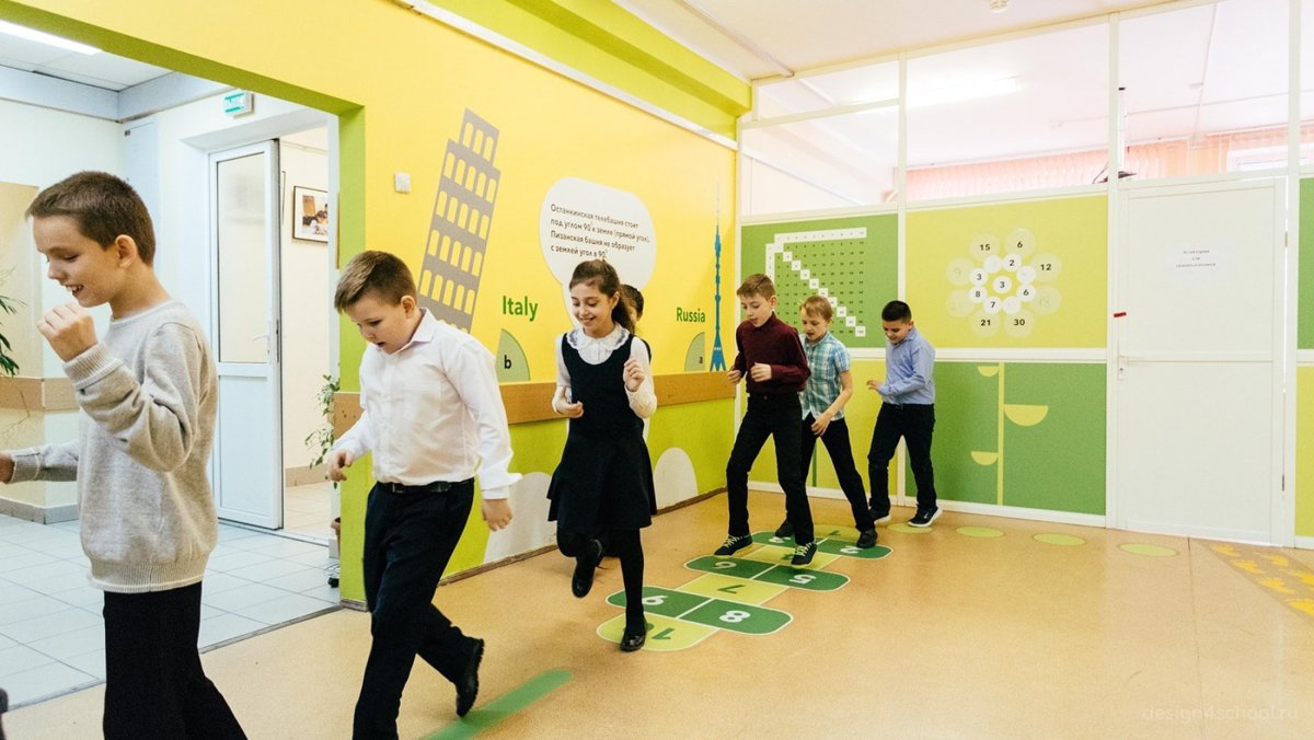 Дети бегут в школу