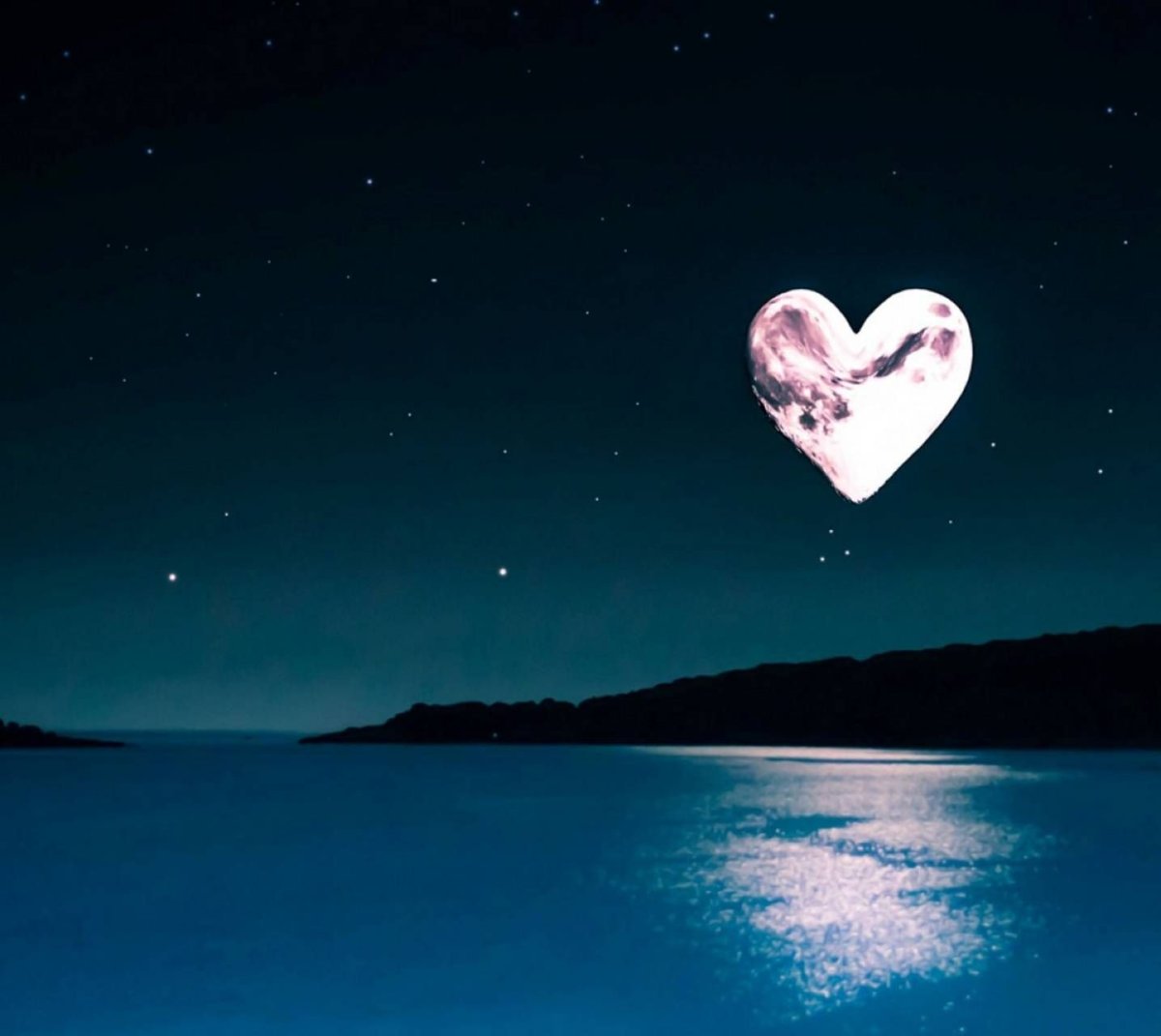 Девочка с сердечком в руках