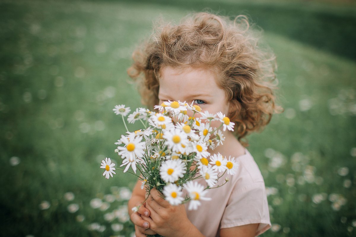 Селфи девушка с ромашками без лица