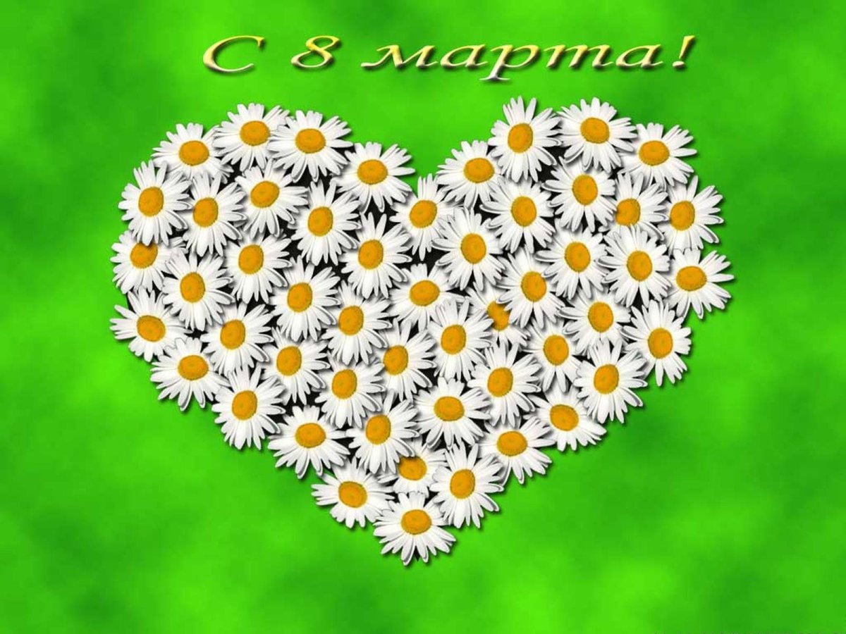 Девушка с букетом ромашек