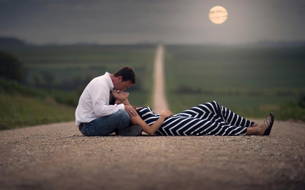 Влюбленные на дороге