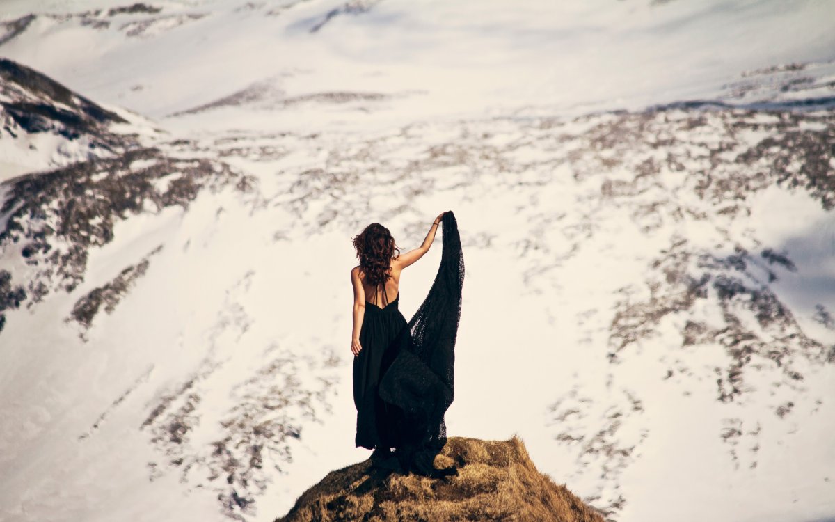 Девушка в горах