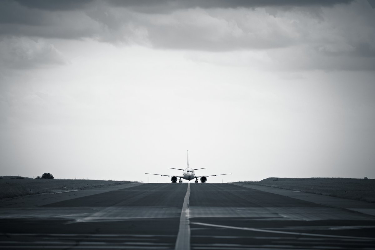 Самолет на взлетной полосе