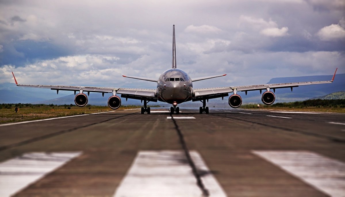 Девушка провожает самолет