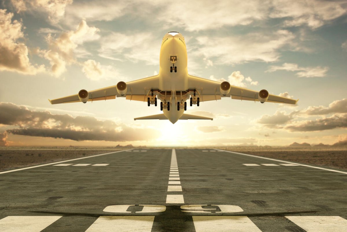 Самолет на взлетной полосе
