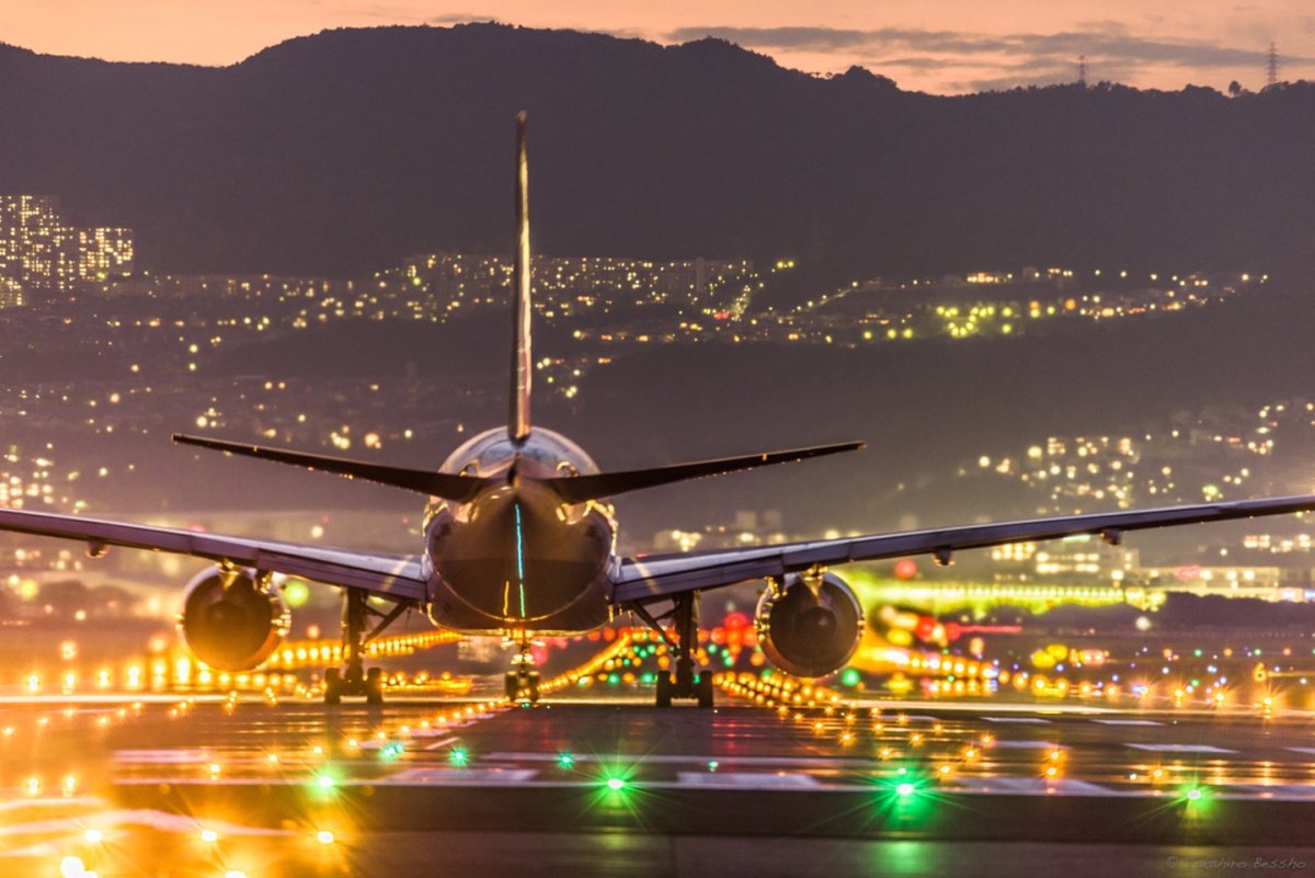 Самолет на взлетной полосе вектор