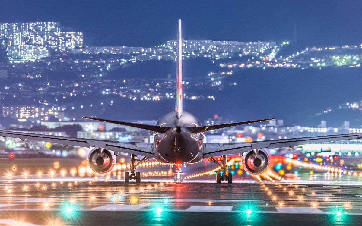 Самолет на взлетной полосе