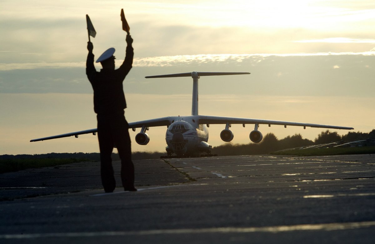 Взлетающий самолет фото