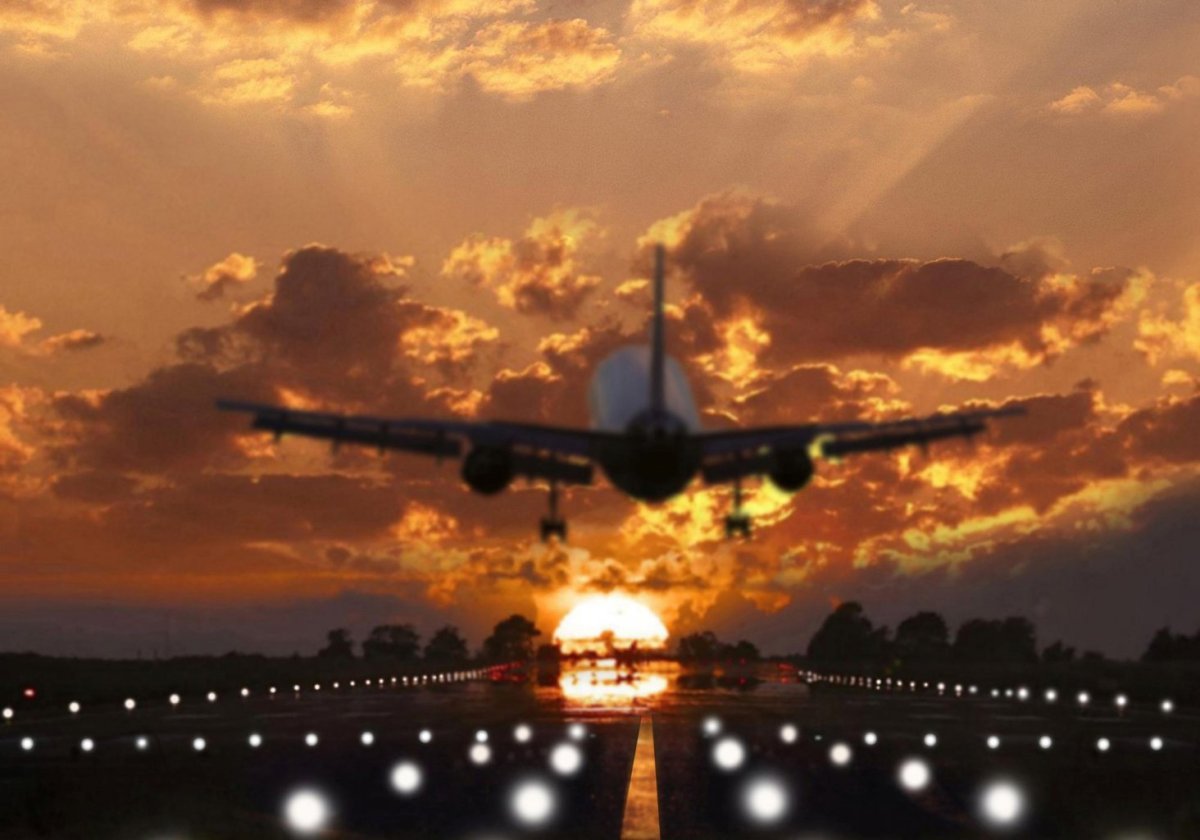 Самолет на взлетной полосе