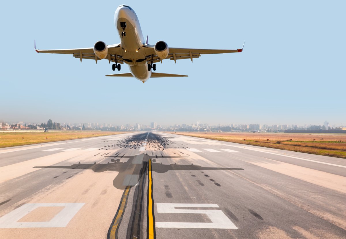 Самолет на полосе вектор