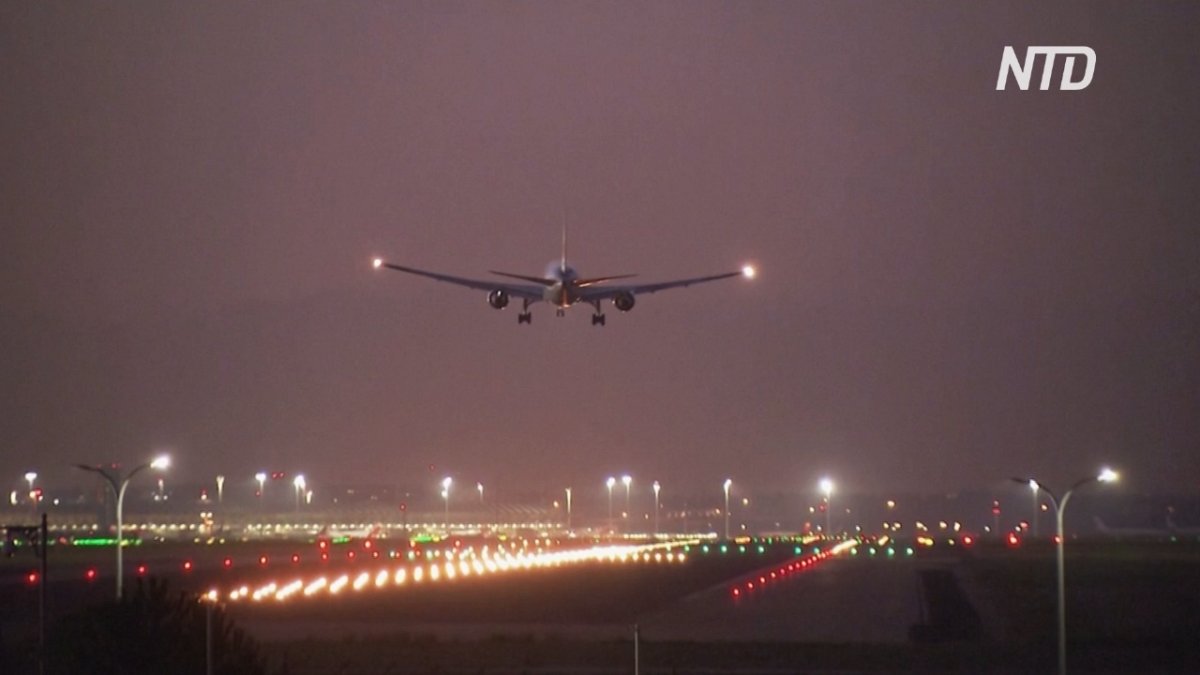 Самолет на взлетной полосе