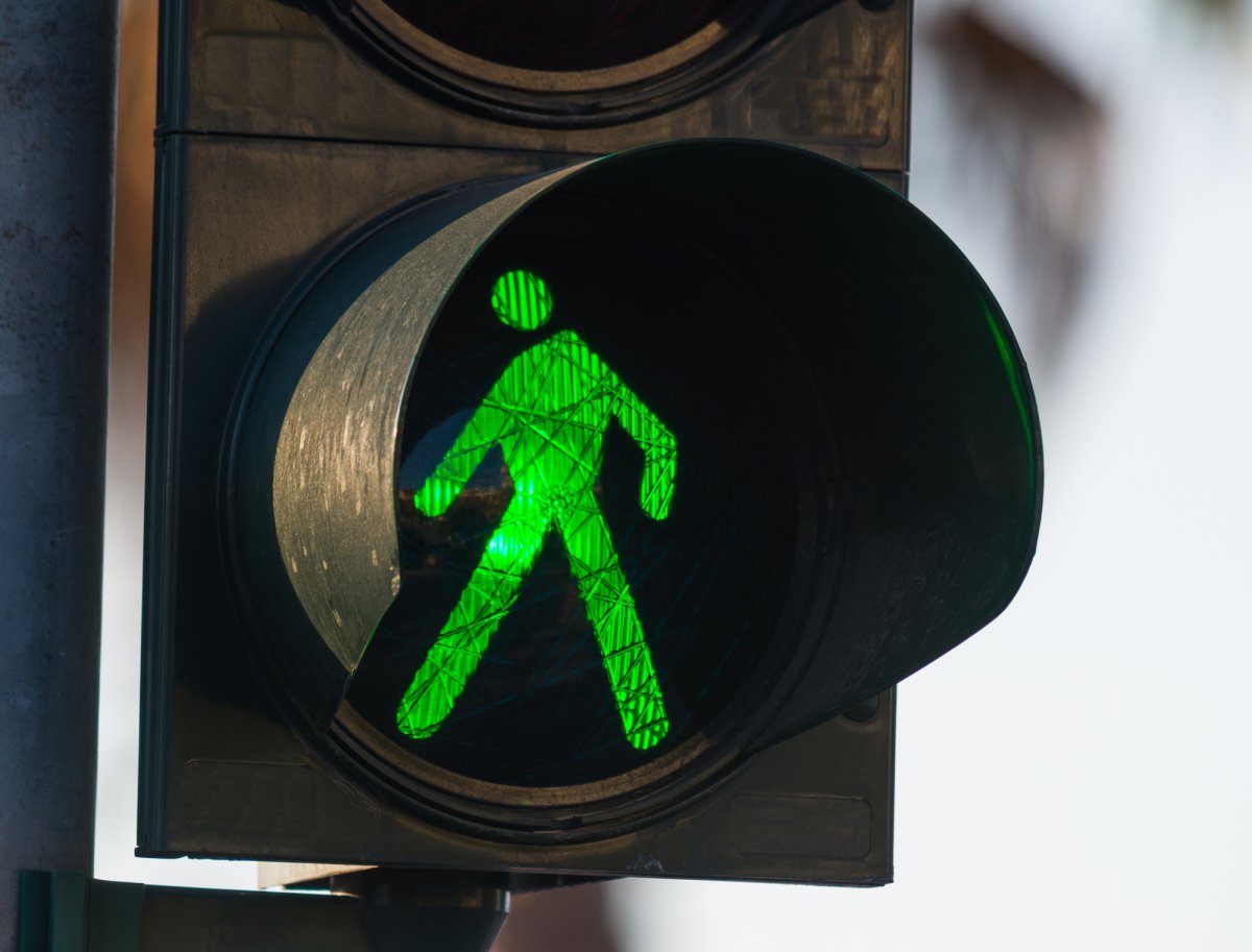 Пешеходный светофор на белом фоне