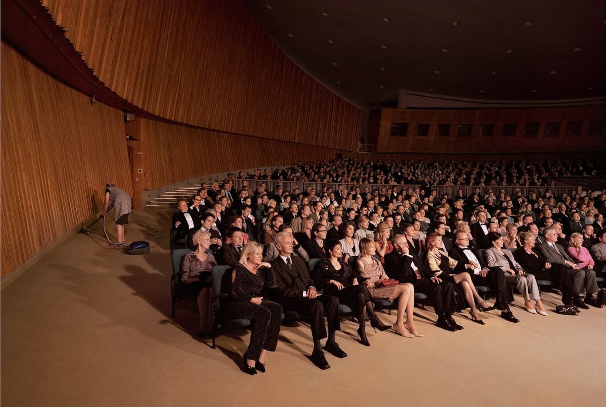 Театральные маски на фоне занавеса