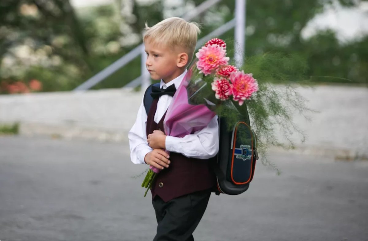 Мама ведет в школу