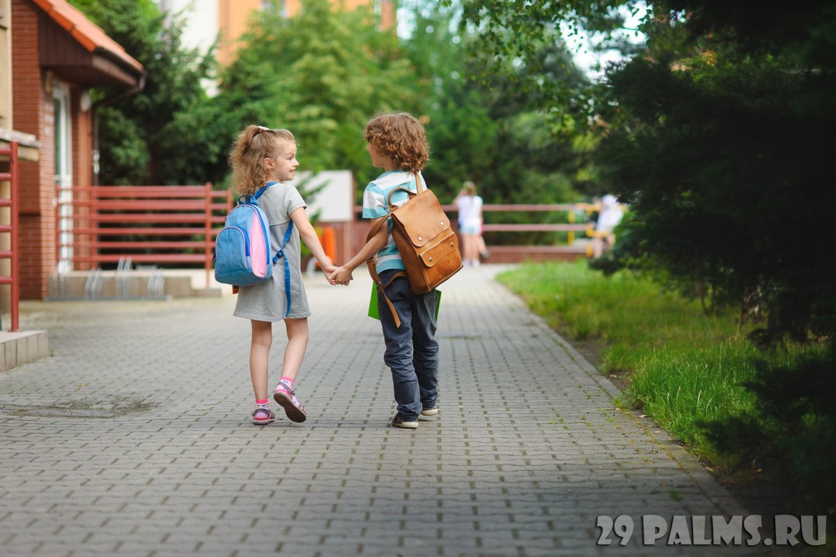 Девочка идет в школу