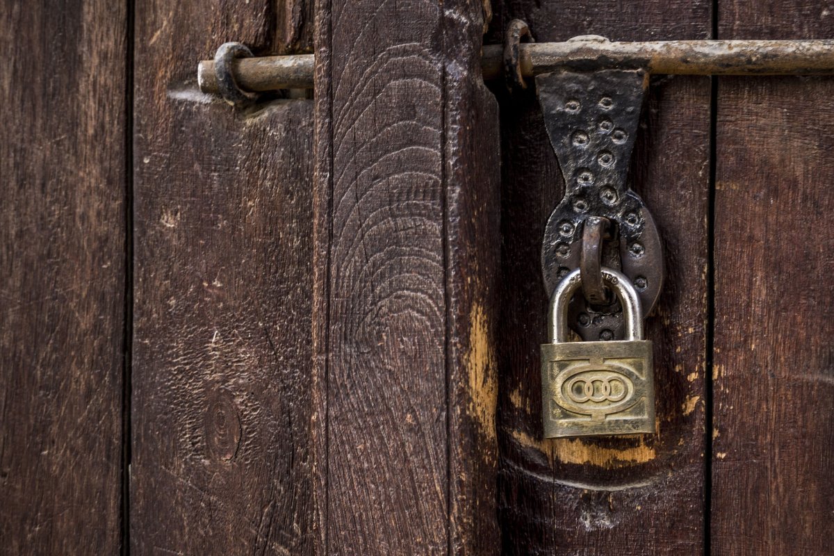 Дверь с навесным замком