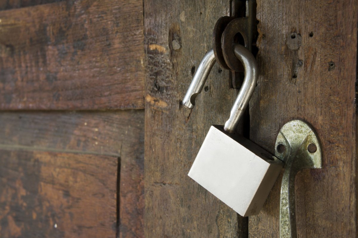 Навесной замок на деревянную дверь
