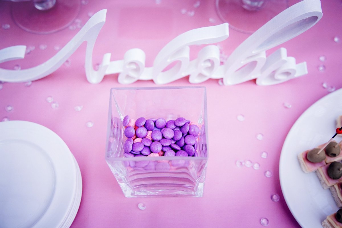 Фиолетовый фон с предметами