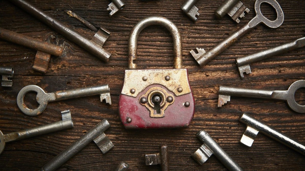 Старинные замки и ключи