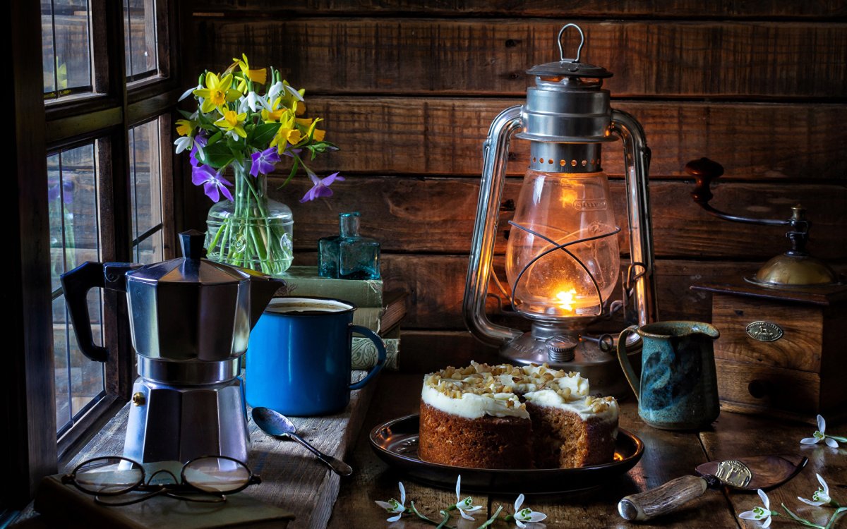 Керосиновая лампа на столе