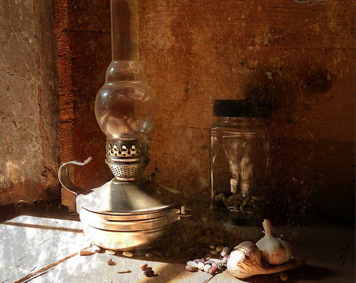 Натюрморт с керосиновой лампой