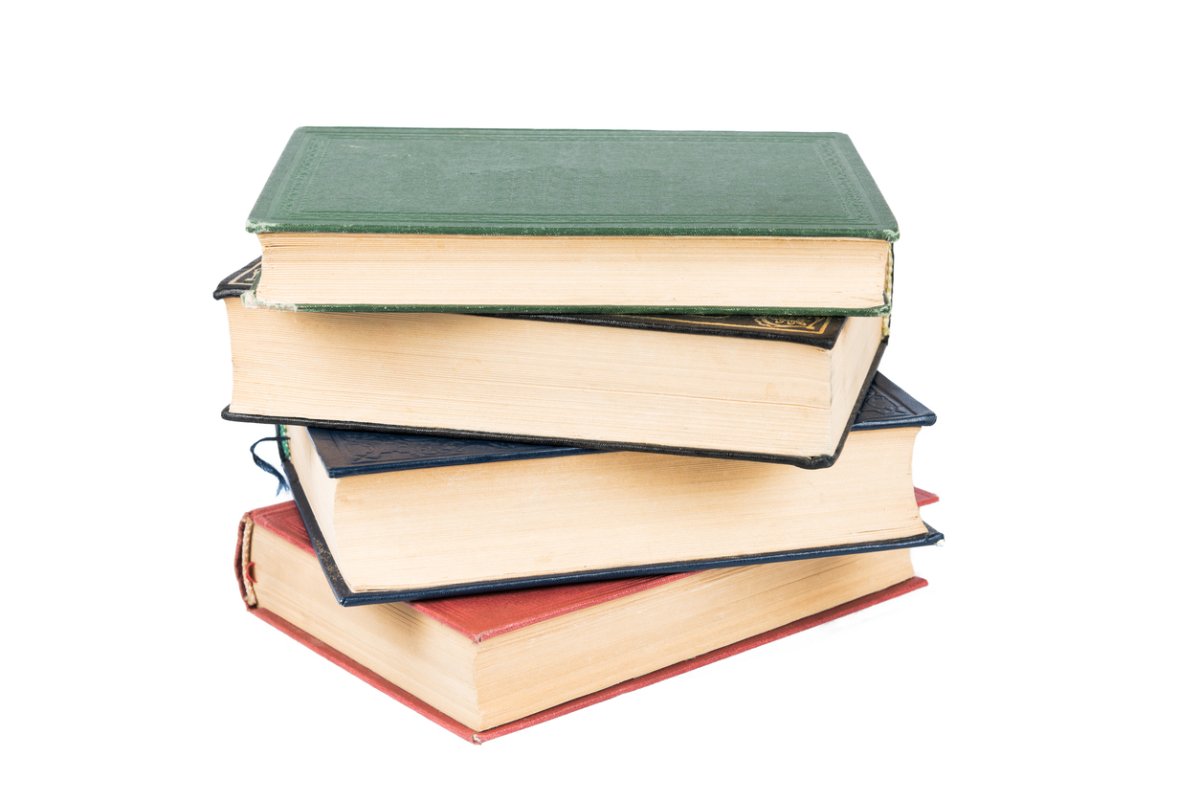 Стопка дизайнерских книг белый фон