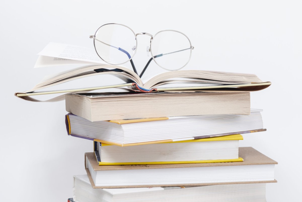 Стопка книг и документов