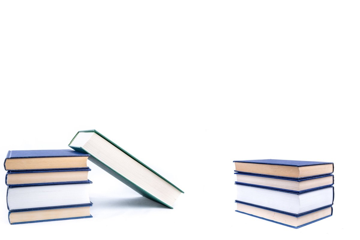 Стопка белых книг