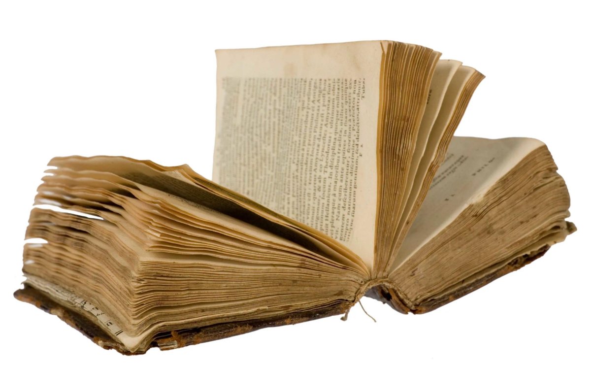 Старая книга на прозрачном фоне