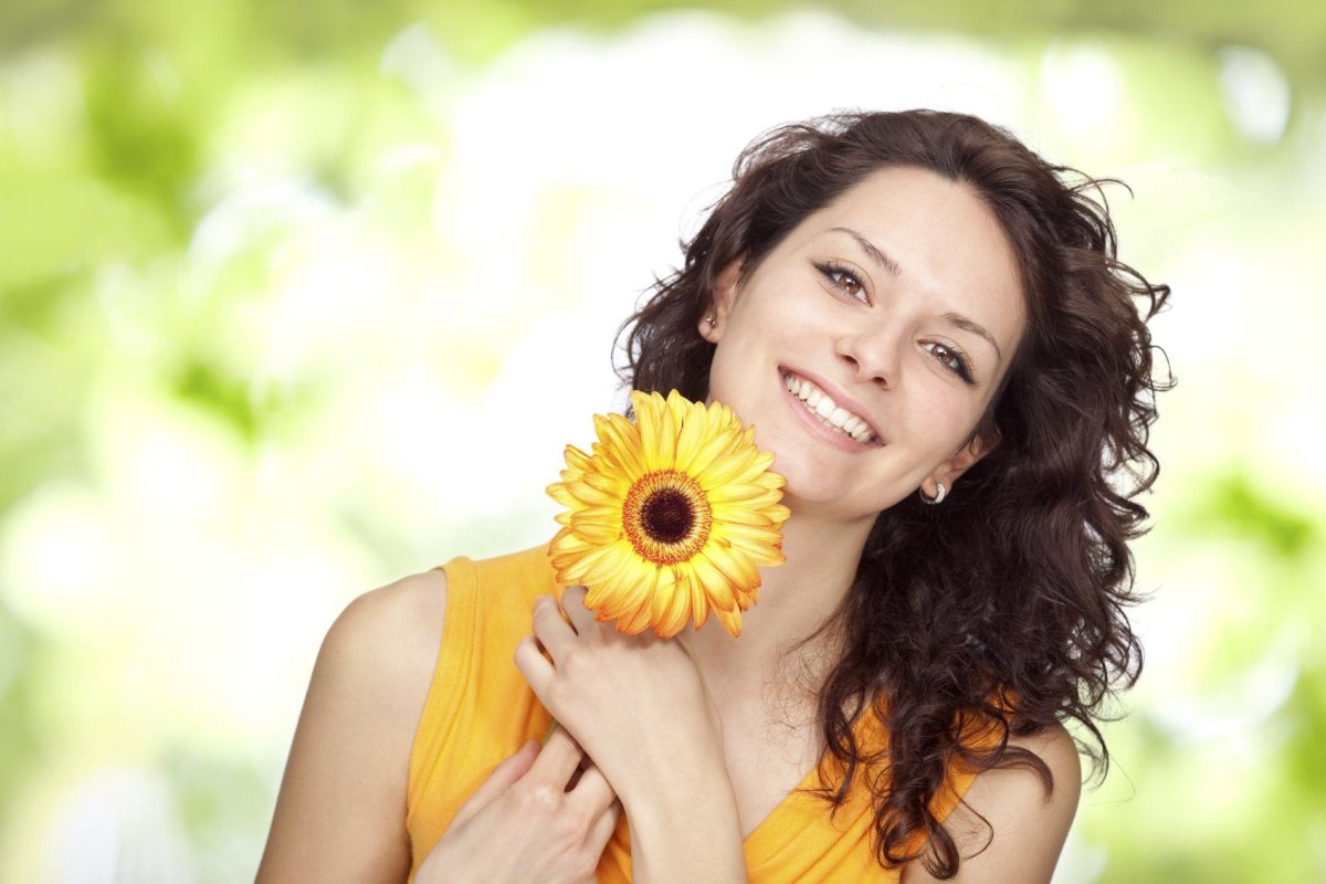 Женщина улыбается