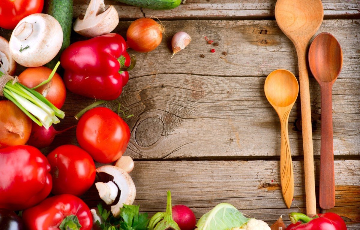 Овощи на деревянном столе