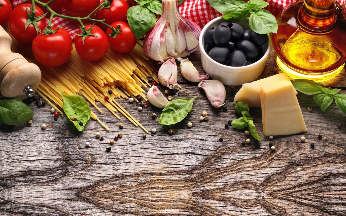 Специи на деревянном фоне