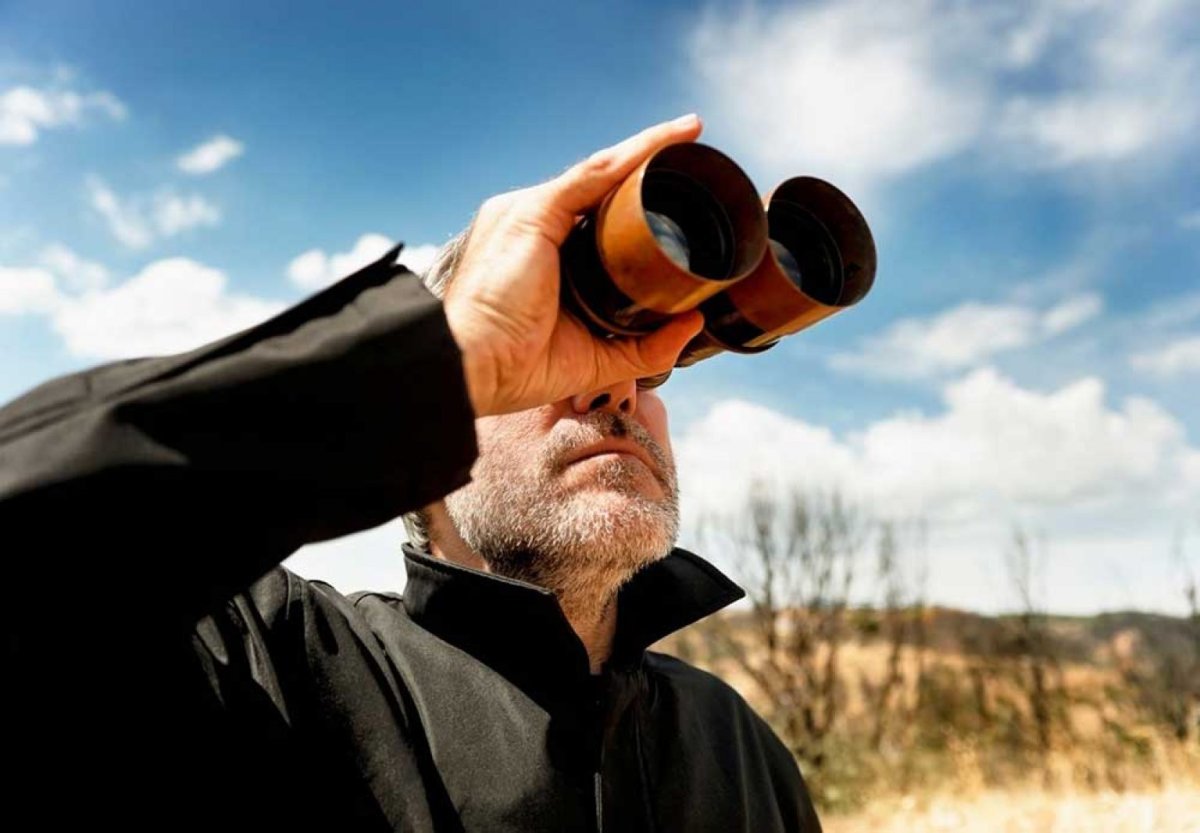 Дед с биноклем