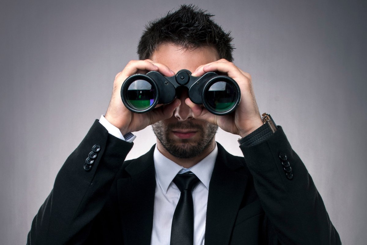 Мужчина с биноклем